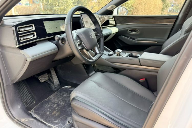 Used BYD Qin L 2025 DM-i Smart Drive 120KM Superior Model Interior 2