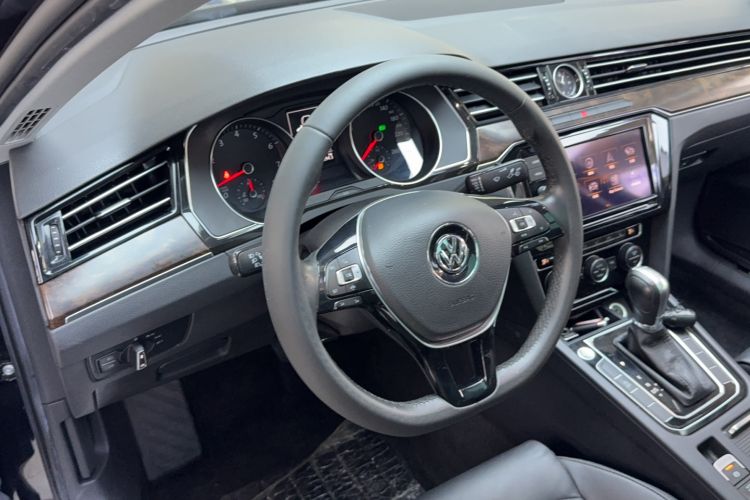 Used Volkswagen Magotan 2019 330TSI DSG Luxury Version China VI Standard Steering Wheel