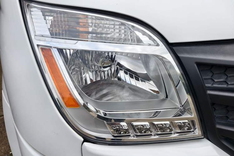 Used SAIC MAXUS Xintu V80 2018 2.5T 6-speed manual Aoyuntong short-wheelbase ultra-low roof 5- or 6-seat model Exterior 8