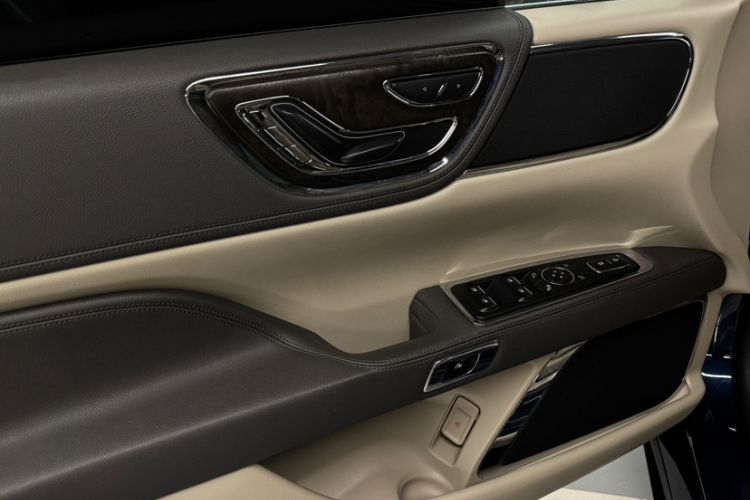 Used Lincoln Continental 2017 2.0T Two-Wheel Drive Deluxe Edition Interior 4