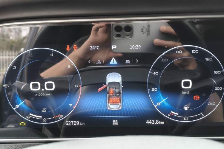 Used Hongqi HS5 2022 Facelifted Version 2.0T Smart Connect Flagship All-Wheel-Drive Edition Odometer Close Up