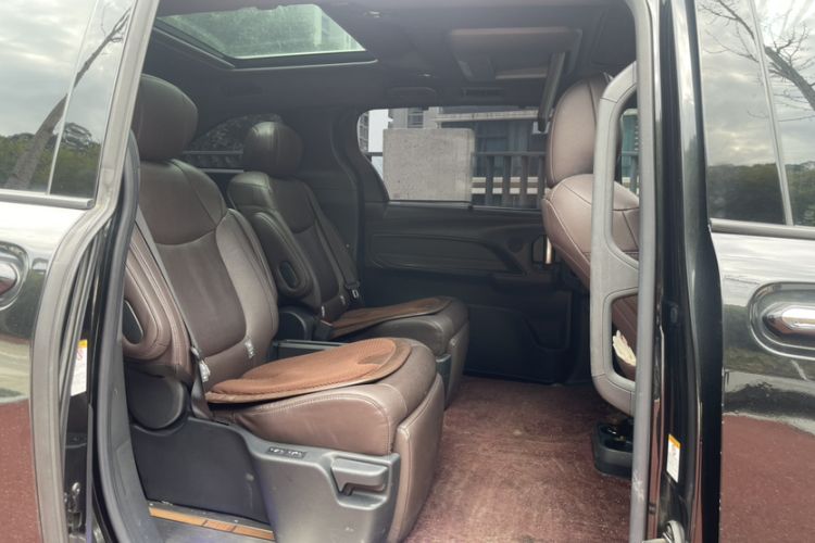 Used Toyota SIENNA 2021 2.5L Hybrid Platinum Edition Interior 6