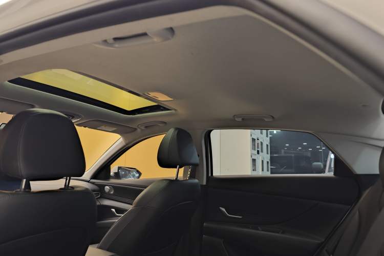 Used Hyundai Elantra 2023 1.5L CVT LUX Prestige Edition Headliner