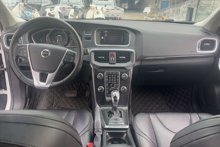 Used Volvo V40 2018 T3 Zhiyi Edition Center Console