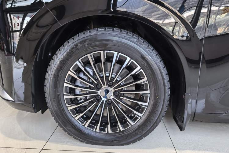 Used Denza D9 2025 DM-i Intelligent Drive 1020 Four-Wheel Drive Flagship Model
