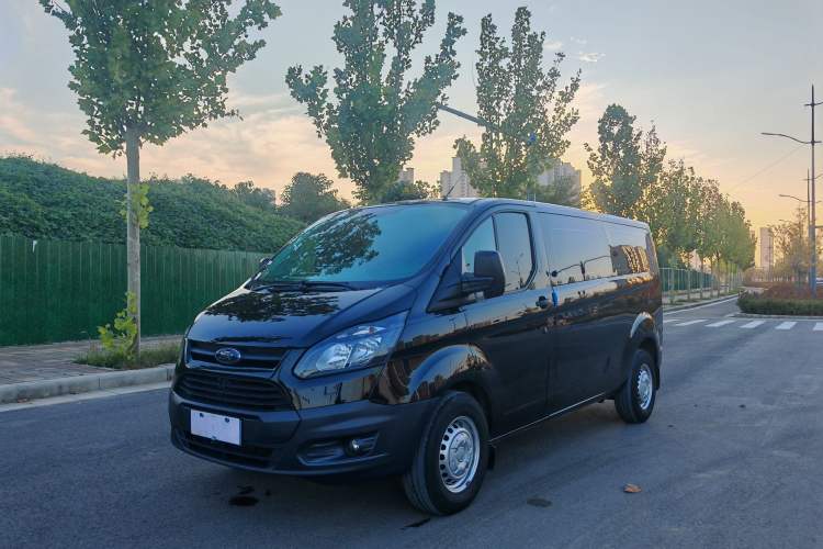 Used Ford Transit 2020 2.0T Diesel Multi-Function Commercial Vehicle Mid-Chassis Low-Roof Design with Dual Rear Doors Meeting China VI Emission Standards
