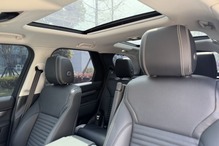 Used Land Rover Discovery 2023 Revised Version 360 PS R-Dynamic S Exterior 9