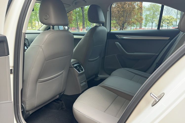 Used Skoda Octavia 2015 1.6L Automatic Yijie Edition Interior 2