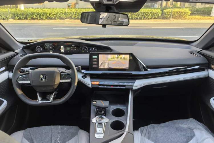 Used Changan UNI-V iDD 2024 Blue Whale Smart Electric iDD 136km ZhiKu Model