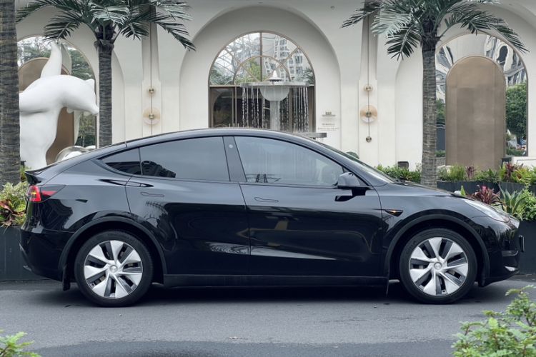 Used Tesla Model Y 2023 Long-Range All-Wheel-Drive Version
