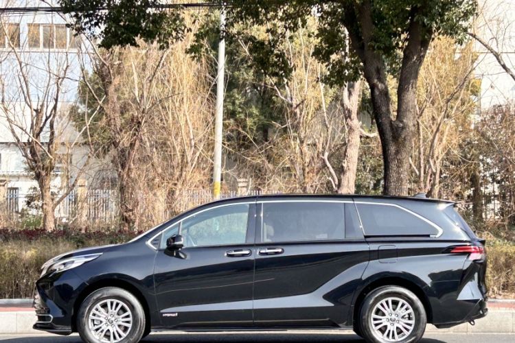 Used Toyota Sienna 2023 2.5L Hybrid Luxury Edition