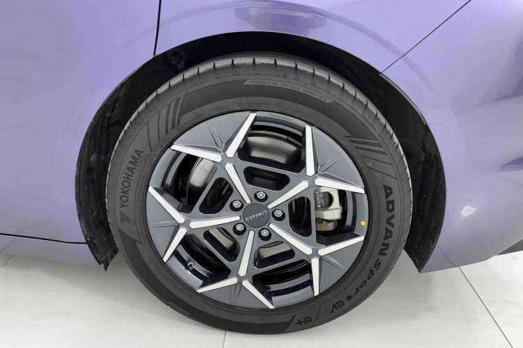 Used Lynk & Co Z10 2025 95 kWh 806 km Range Rear-Wheel Drive Advanced Driver-Assistance System Max
