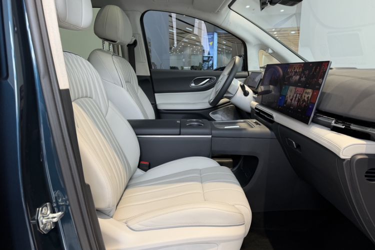 Used VOYAH Dream 2025 PHEV Four-Wheel-Drive Flagship Kunpeng Edition Right Front Seat