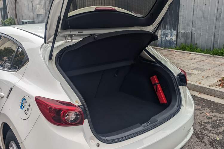 Used Mazda 3 Axela 2017 Hatchback 1.5L Automatic Luxury Model Emission Standard China V Interior 9