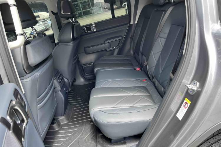 Used Formula Leopard 5 2023 Navigator Edition
