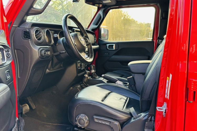 Used Jeep Wrangler 2019 2.0T Sahara Four-Door Version China VI Emission Standard
