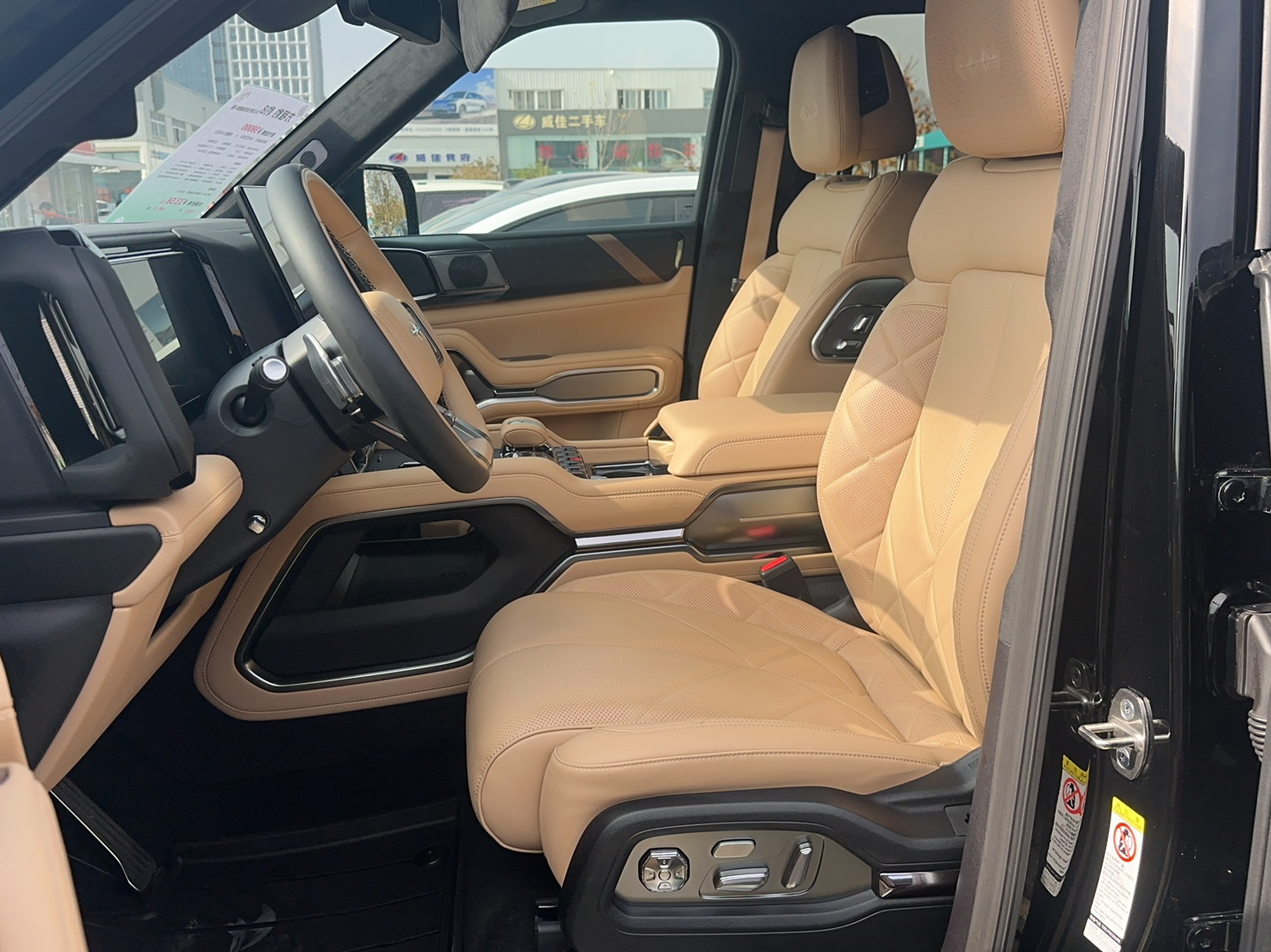 المقاعد الأمامية داخل السيارة