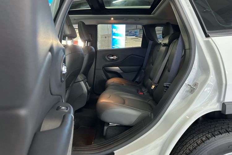 Used Jeep Cherokee 2019 2.0T Two-Wheel Drive Smart Enjoyment Version China VI
