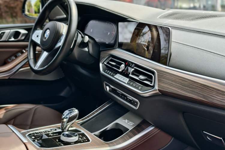 Used BMW X5 2022 Restyled xDrive 40Li M Sport Package Interior 4