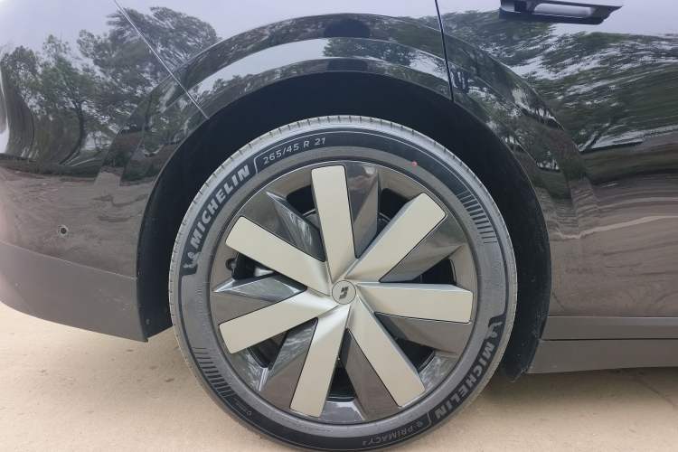 Used Li Auto i6 2025 Model Four-Wheel-Drive Standard Type Exterior 12