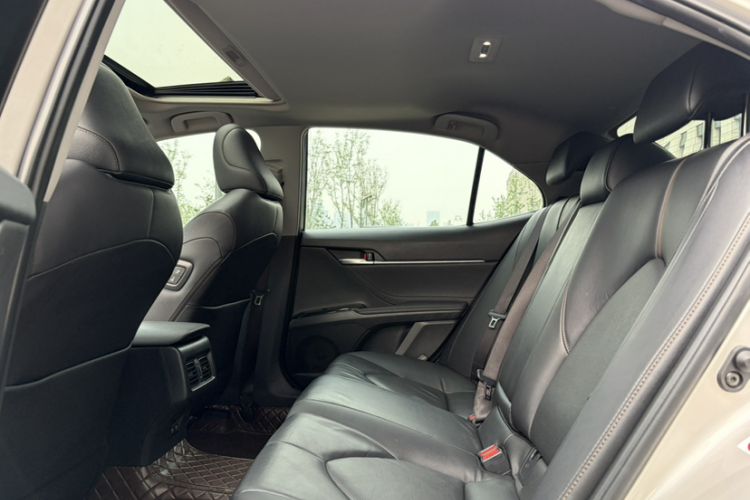 Used Toyota Camry 2018 2.0G Luxury Edition Interior 7