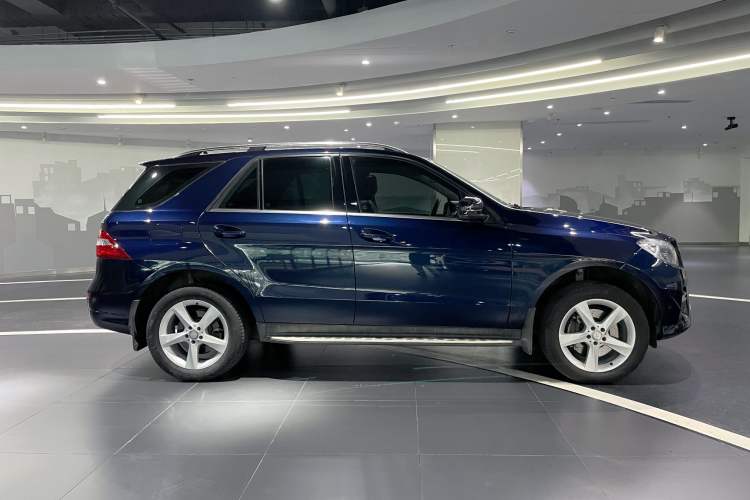 Used Mercedes-Benz M-Class 2014 ML 400 4MATIC Dynamic Model Exterior 6