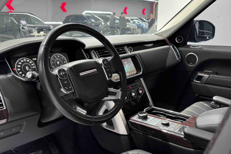 Used Land Rover Range 2017 3.0 SC V6 Vogue Extended Version Interior 9