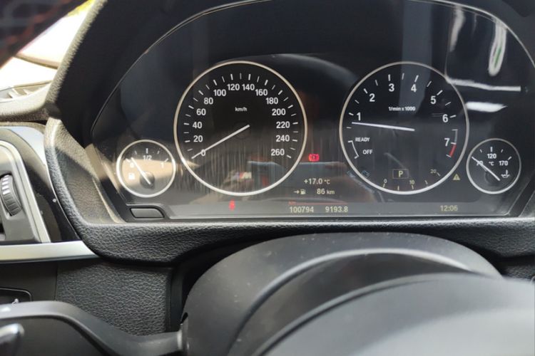 Used BMW 3 Series 2019 320Li Fashion Model Odometer Close Up