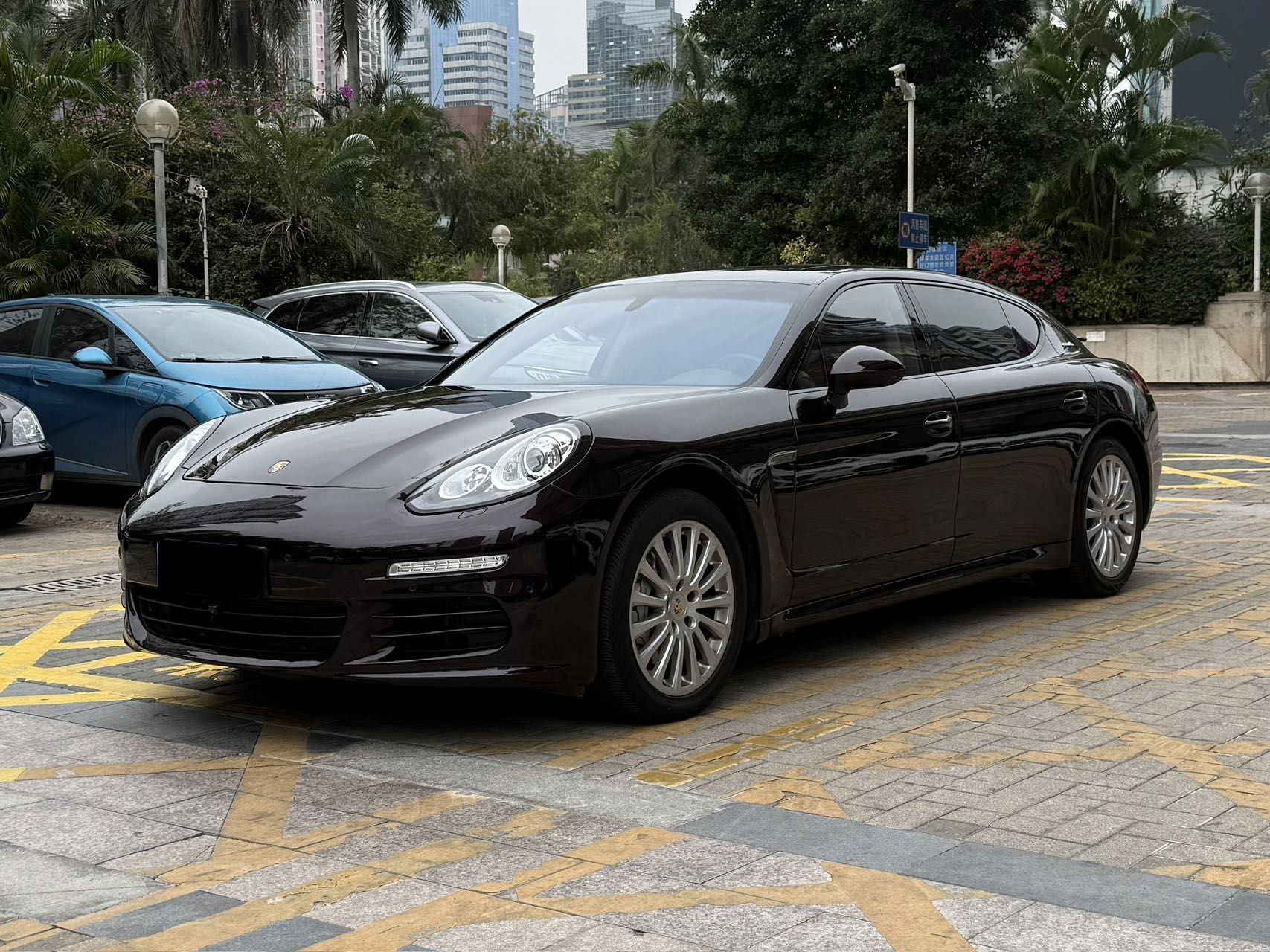 Под передней частью автомобиля