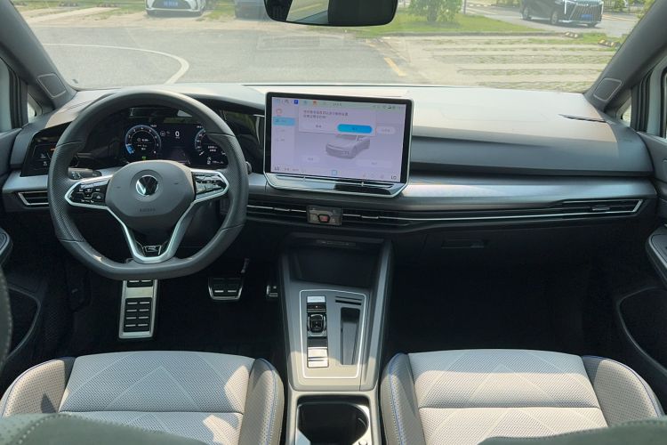 Used Volkswagen Golf 2025 300TSI R-Line Center Console