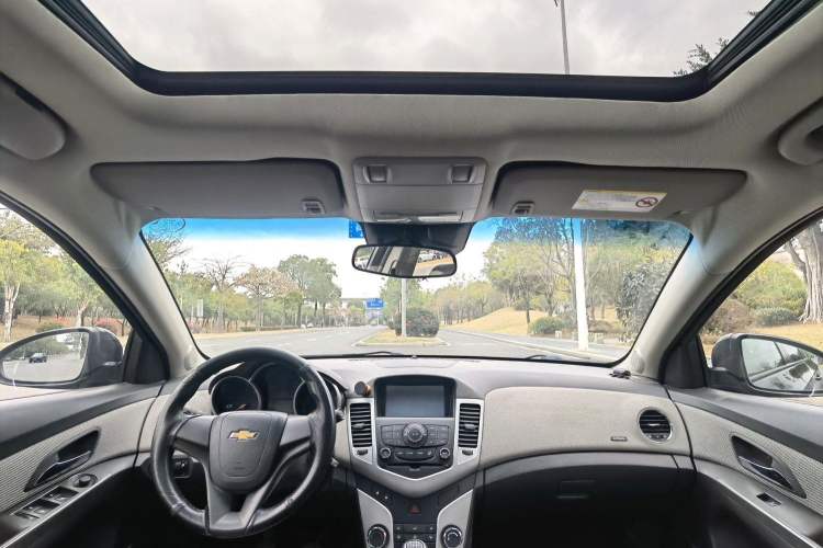 Used Chevrolet Cruze 2013 1.6L SE MT Interior 2