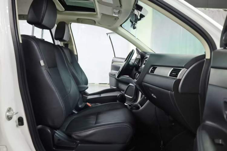 Used Mitsubishi Outlander 2013 2.4L 4x4 Luxury Navigation Edition 5 Seats