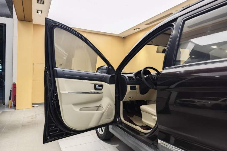 Used Dongfeng Fengon 370 2016 1.5L Manual Standard Edition SFG15-02 7 Seats Exterior 3