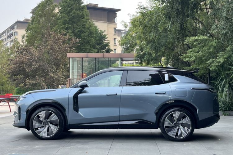 Used Lynk & Co 08 EM-P 2025 220 km All-Wheel-Drive Performance Halo Exterior 9