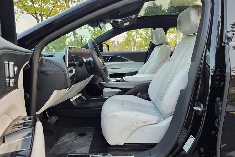 Used Cadillac LYRIQ 2024 Rear-Drive Standard Range Luxury Edition Left Front Seat