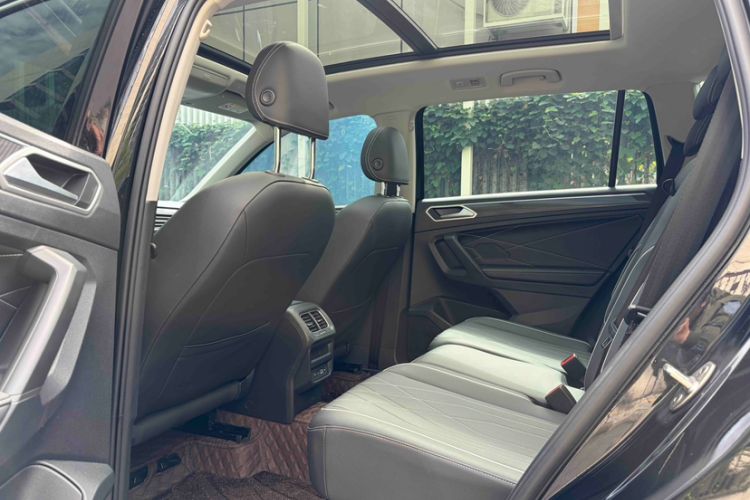 Used Volkswagen Tiguan L 2024 Outstanding Model 330TSI Automatic Two-Wheel Drive R-Line Dragon Glory Edition Headliner