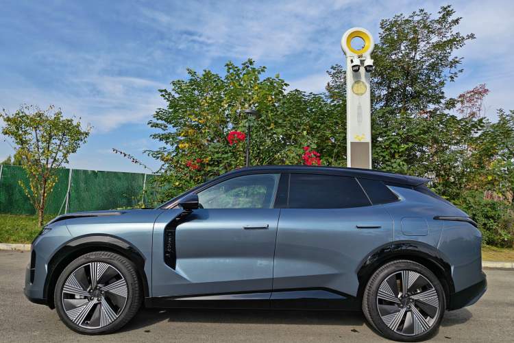 Used Lynk & Co 08 EM-P 2025 220 km All-Wheel-Drive Performance Halo Exterior 8