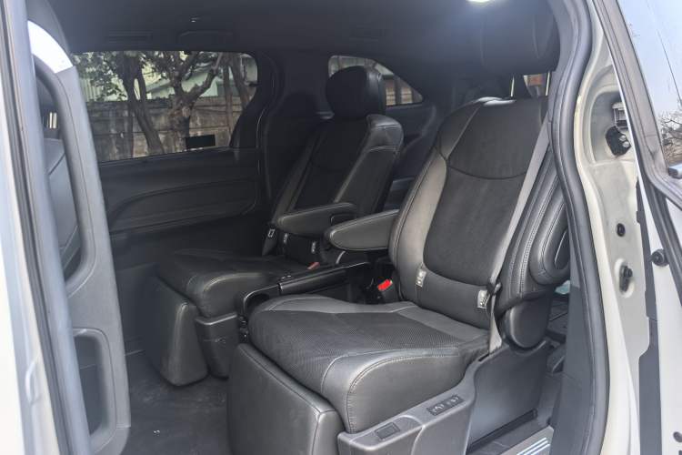 Used Toyota Sienna 2023 2.5L Hybrid Deluxe Edition