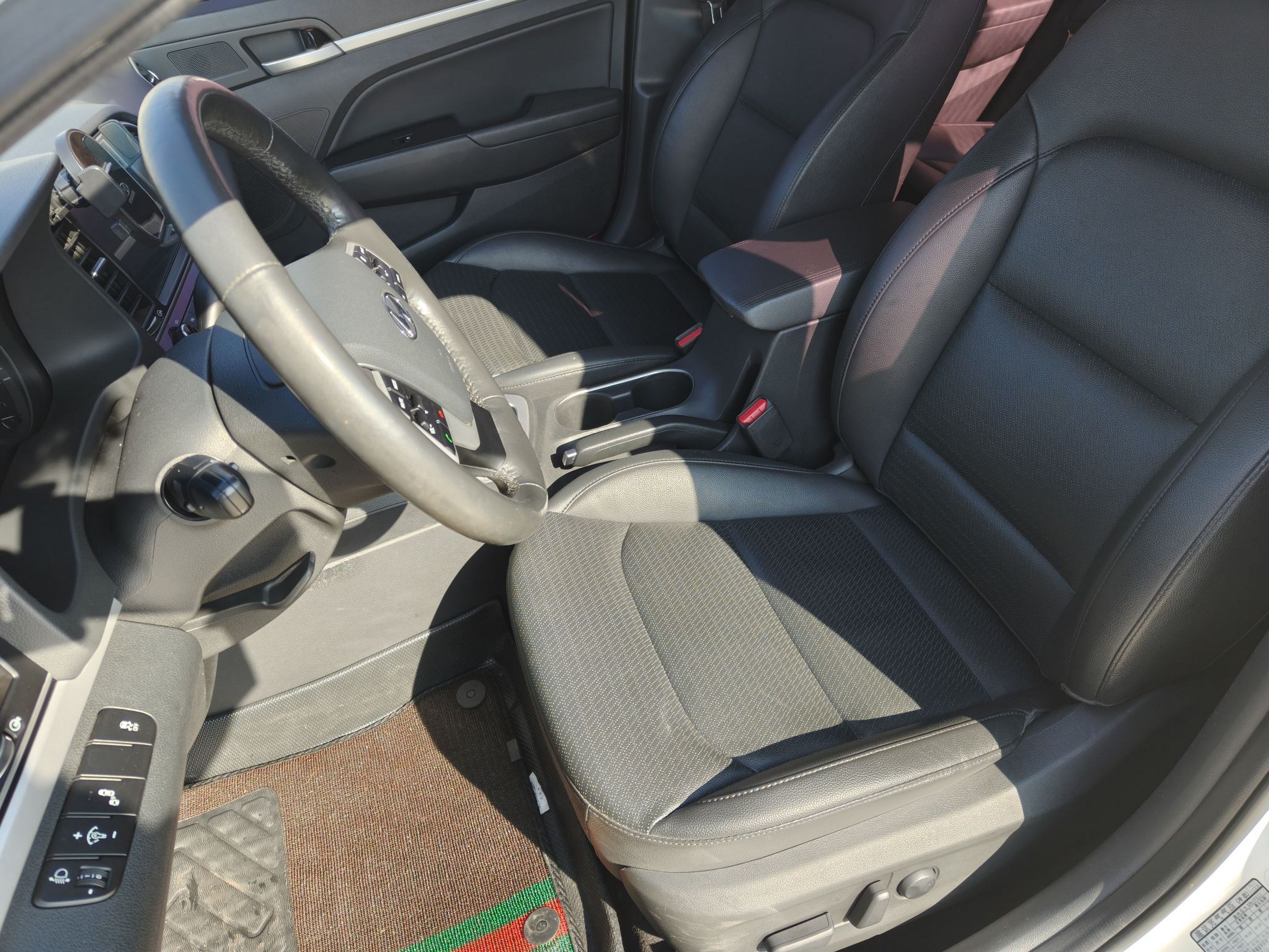 Переднее сиденье в автомобиле