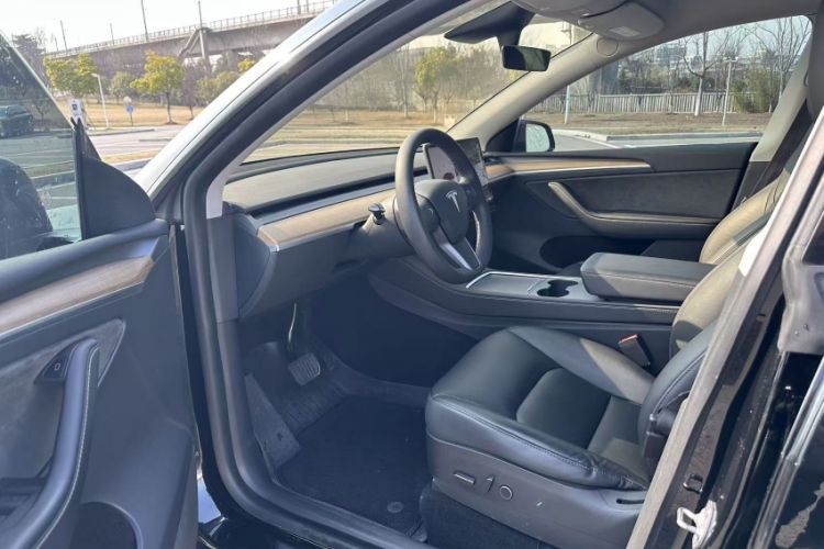 Used Tesla Model Y 2021 Standard Range Rear-Wheel Drive Version Left Front Seat