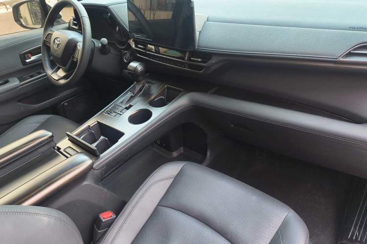 Used Toyota Sienna 2024 2.5L Hybrid Four-Wheel Drive Prestige Edition
