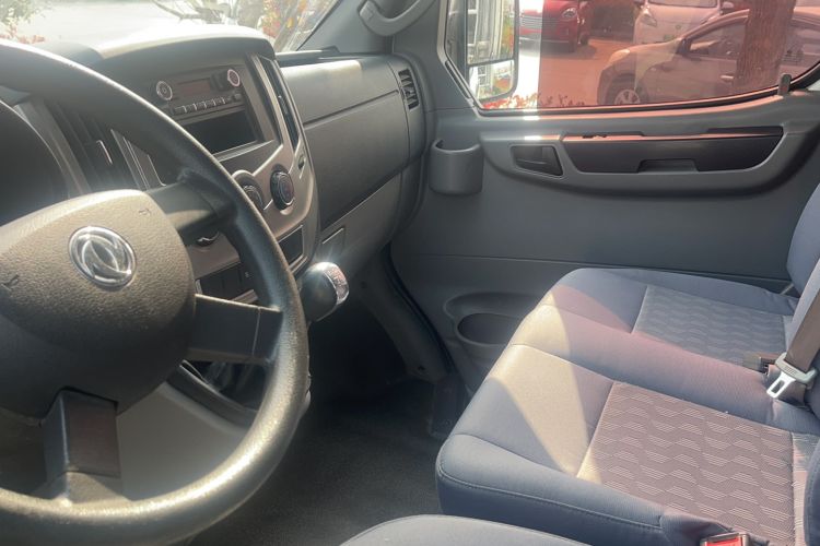 Used Dongfeng Yufeng Yufeng 2018 2.3TA100 Standard Edition Logistics Vehicle Short Wheelbase Mid-Roof Design 5-9 Seater Powered by WP2.3
