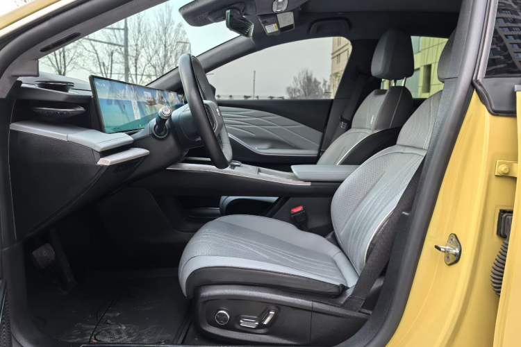 Used Geely Galaxy E8 2024 665 km Range Rear-Drive Starship Long-Range Version
