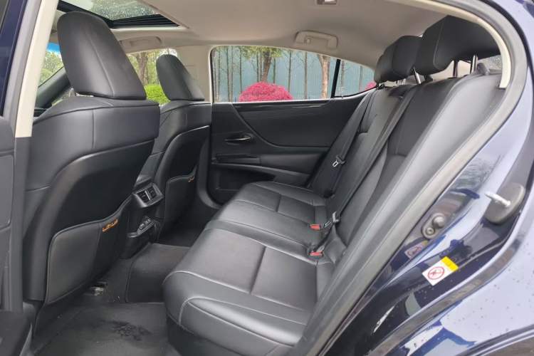 Used Lexus ES 2018 300h Premier Edition China VI Standard