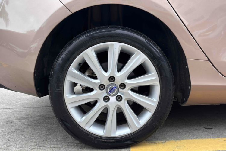 Used Volvo V40 2016 T4 Smart Luxury Edition
