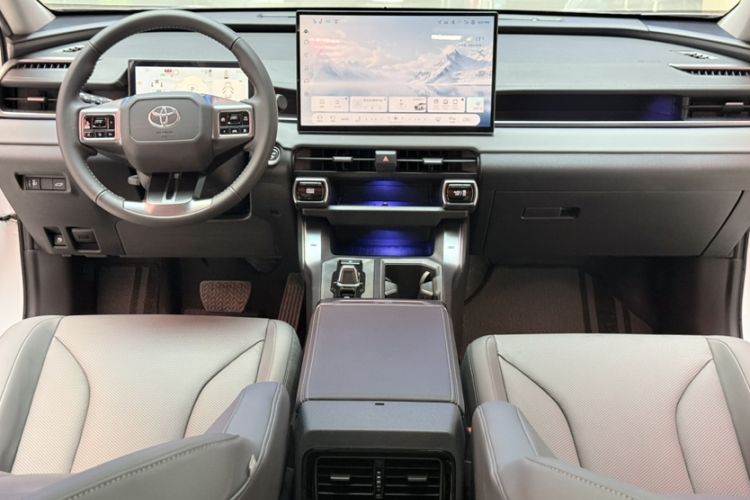 Used Toyota RAV4 2026 Model Dual-Engine 2.0L Two-Wheel Drive Luxury Edition
