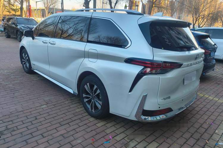 Used Toyota Granvia 2023 2.5L Hybrid Luxury Edition Exterior 5