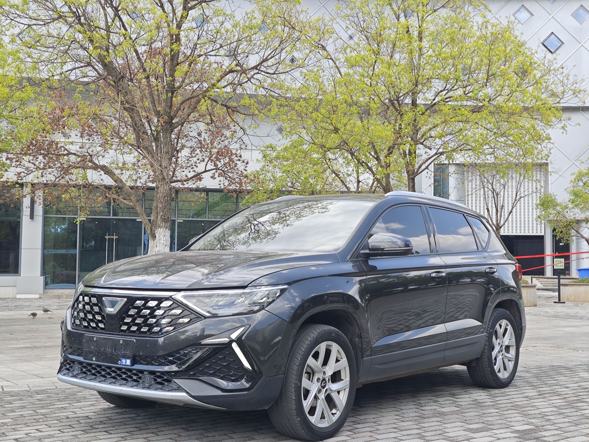 Под передней частью автомобиля