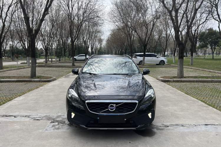 Used Volvo V40 2014 Cross Country T5 AWD Smart Luxury Edition