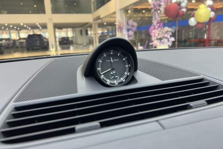 Used Porsche Panamera 2023 Restyled Panamera 4 Executive Extended Platinum Edition 2.9T Interior 4